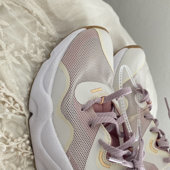 Sorel Kinetic RNEGD Float Shoes - Woman Size 6.5 Color Chalk Pink - Picture 7 of 8